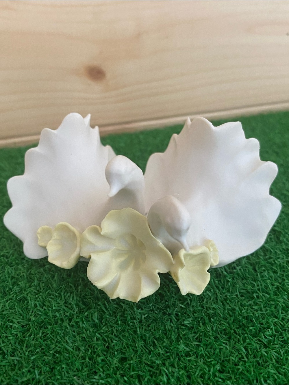 Vintage CP Chessell Pottery Isle of Wight 2 White Doves Pale Yellow Flowers